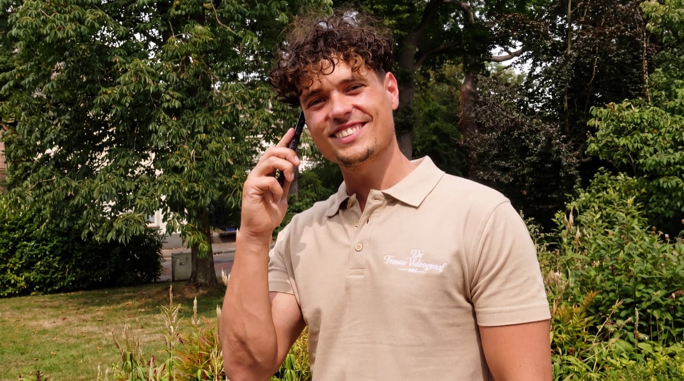 John van De Trouwvideograaf aan de telefoon