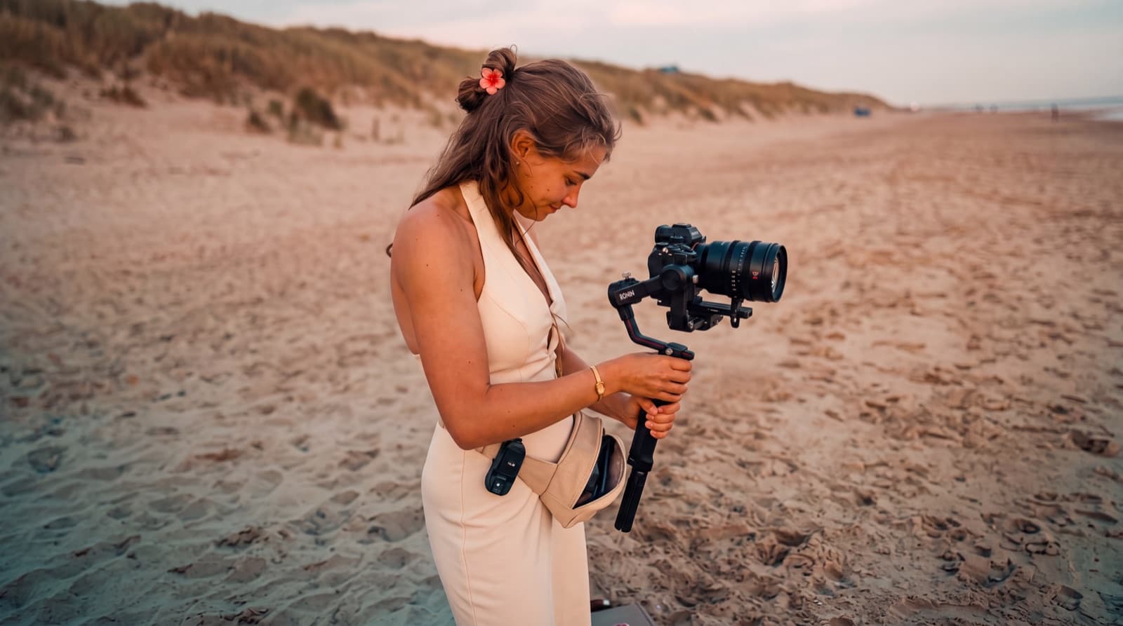 Naomi van De Trouwvideograaf filmt op het strand
