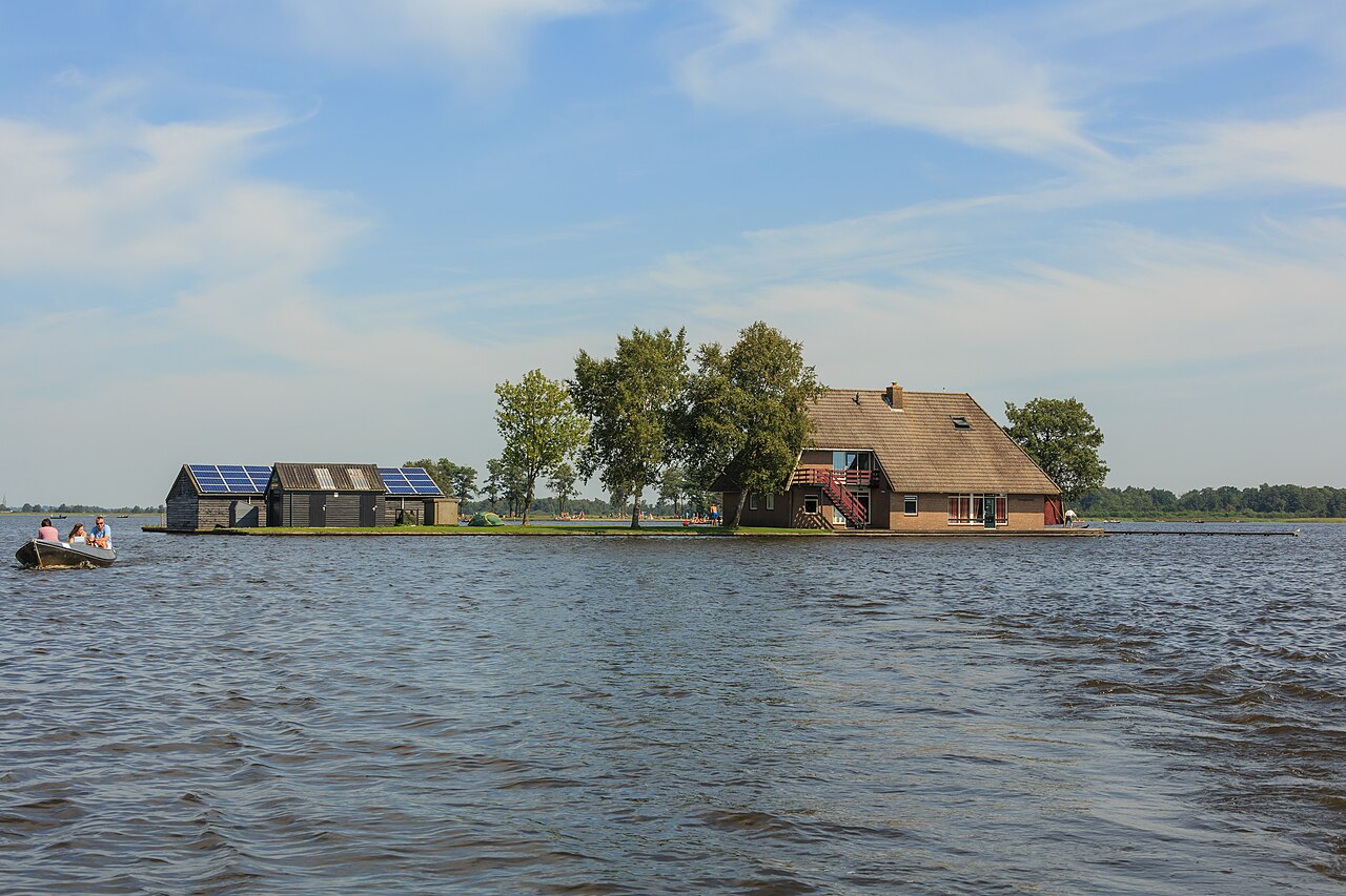 Giethoorn Canals and Thatched-Roof Farmhouses in Giethoorn
