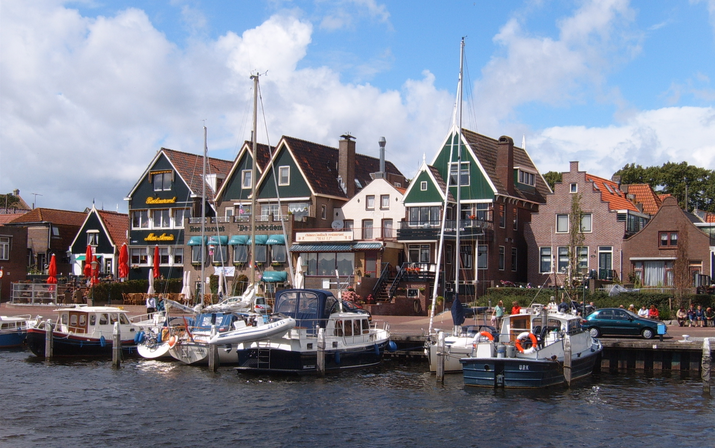 De vissershaven van Urk met traditionele vissersschepen aan de kade
